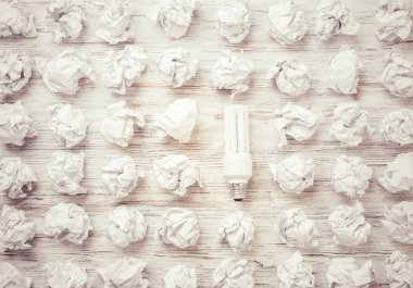 buruşuk kağıt topları 