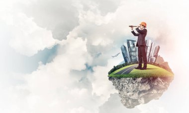 adam yeşil yüzen ada üzerinde ayakta