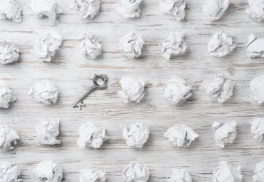 buruşuk kağıt topları 