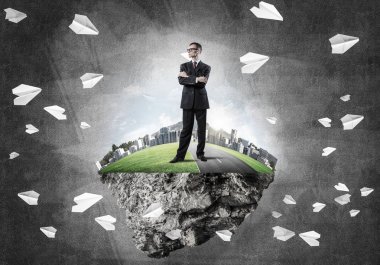 adam yeşil yüzen ada üzerinde ayakta