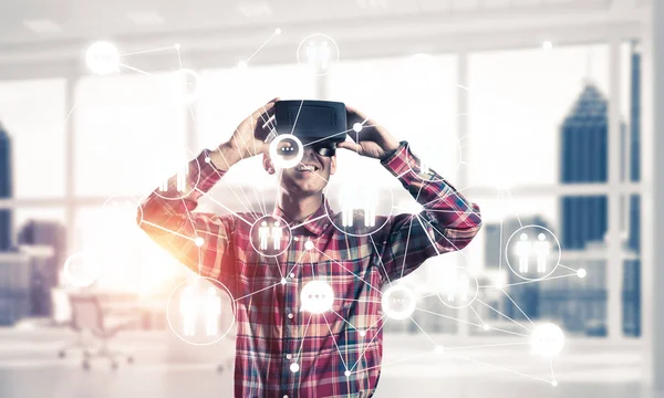 Sanal gerçeklik kulaklığı olan adam. 