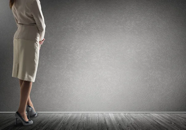 İş kadını duvara bakarak