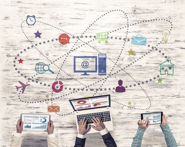 Bir grup insan cihazlar ile 