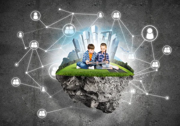 Okul çağındaki iki çocuk 