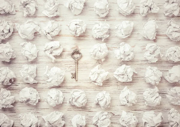 buruşuk kağıt topları 