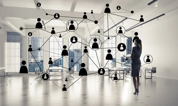 Ayakta duran zarif iş kadını. 