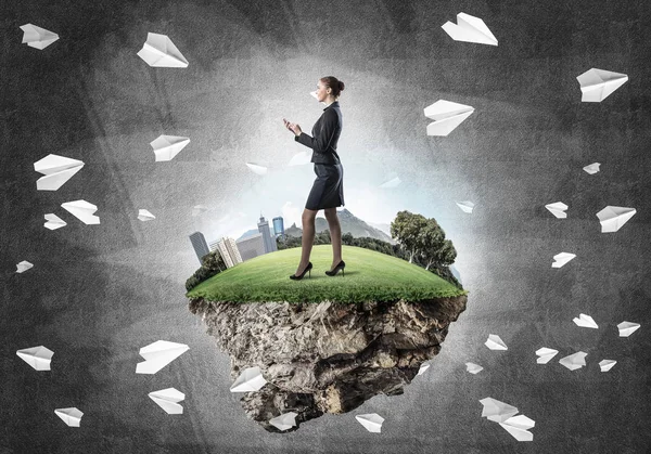 Yeşil yüzen ada üzerinde duran işkadını