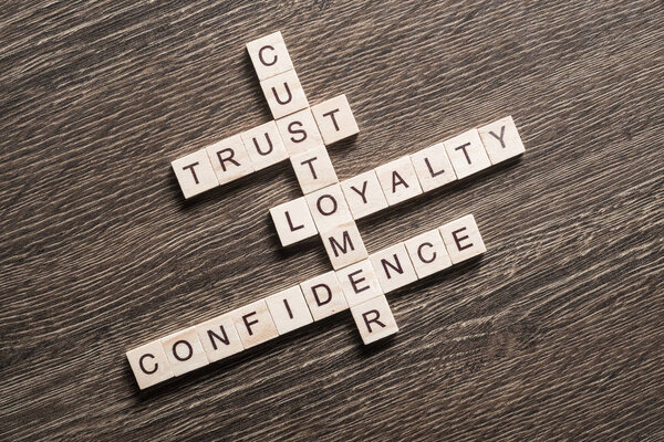 кроссворд с деревянными кубиками
