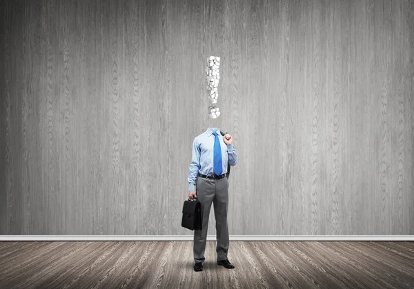 O her zaman parayı düşünüyor.