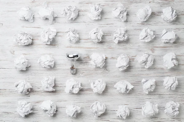 topları buruşuk kağıt ve ampul 