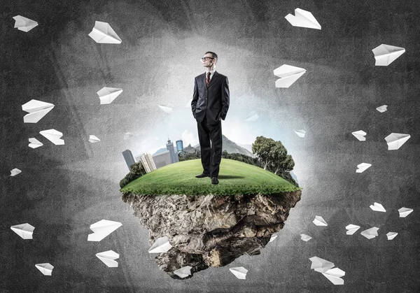 adam yeşil yüzen ada üzerinde ayakta