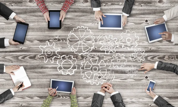 Bir grup insan cihazlar ile 