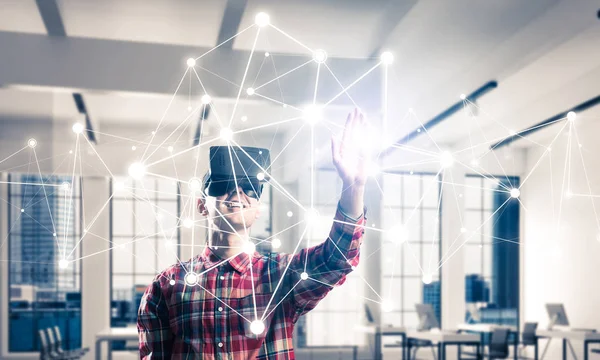 Man with virtual reality headset — Stock Photo, Image