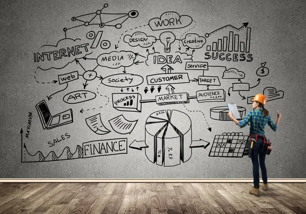 Mühendis kadın arkadan görünüm