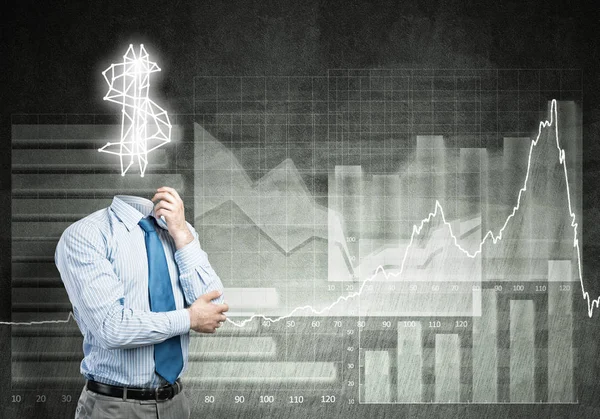 O her zaman parayı düşünüyor.