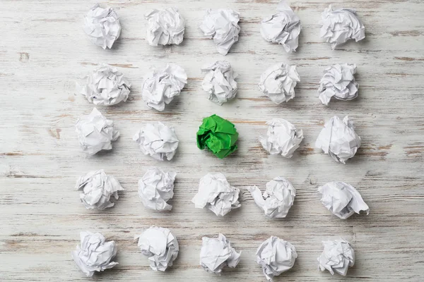 Buruşmuş kağıt toplar. 