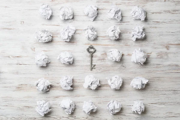 buruşuk kağıt topları 