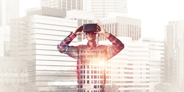 Man met virtual reality headset — Stockfoto