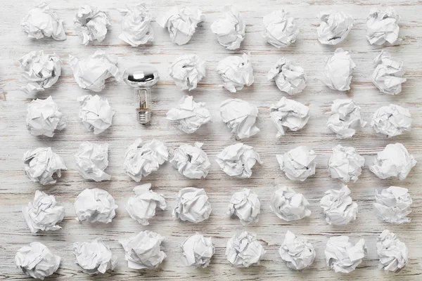 topları buruşuk kağıt ve ampul 