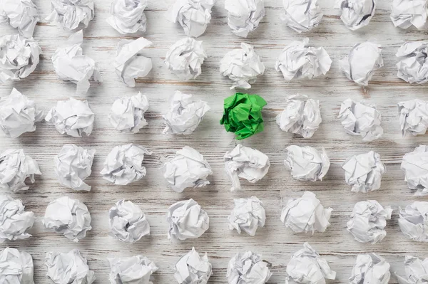 Buruşmuş kağıt toplar. 