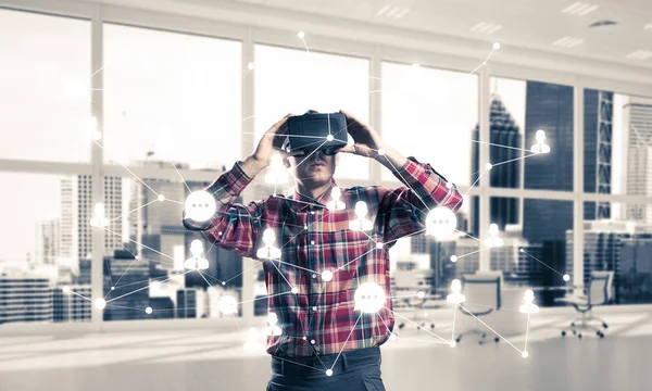 Homme avec casque de réalité virtuelle — Photo