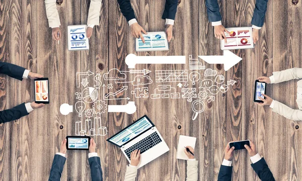 Bir grup insan cihazlar ile 