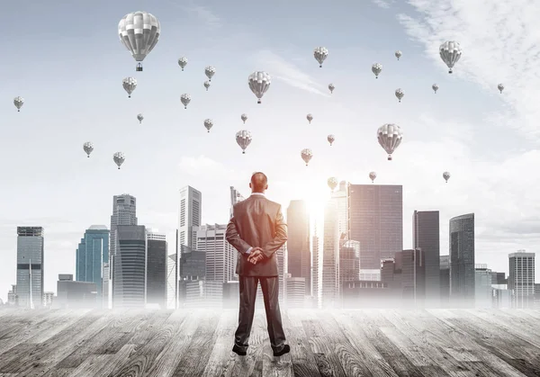 Arka ayakta işadamı