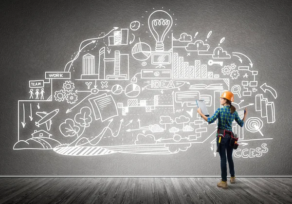 Mühendis kadın arkadan görünüm