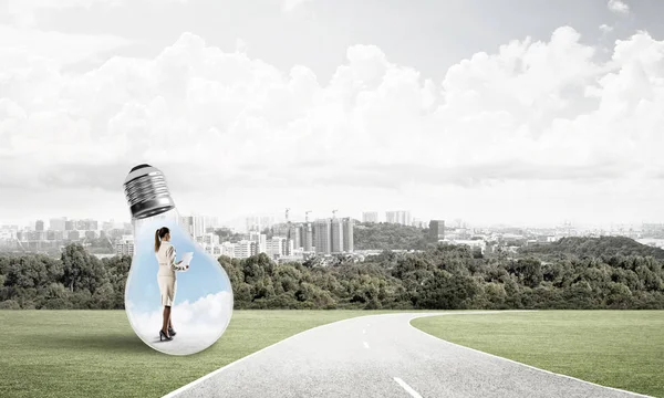 Ampulün içindeki iş kadını