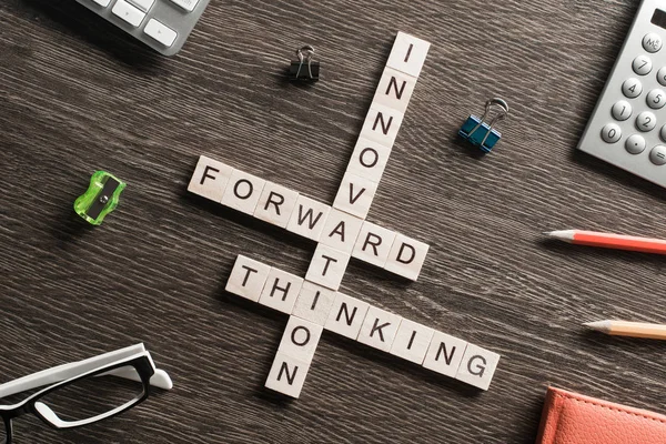 İş çalışma alanı başı işleri ve tahta küpleri ile 