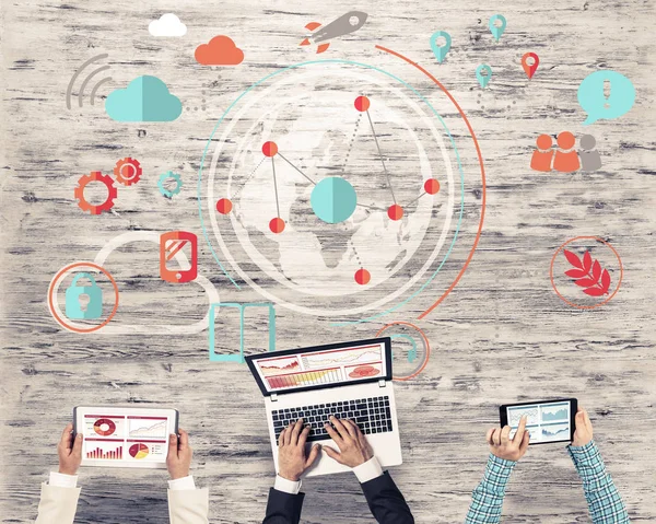 Bir grup insan cihazlar ile 