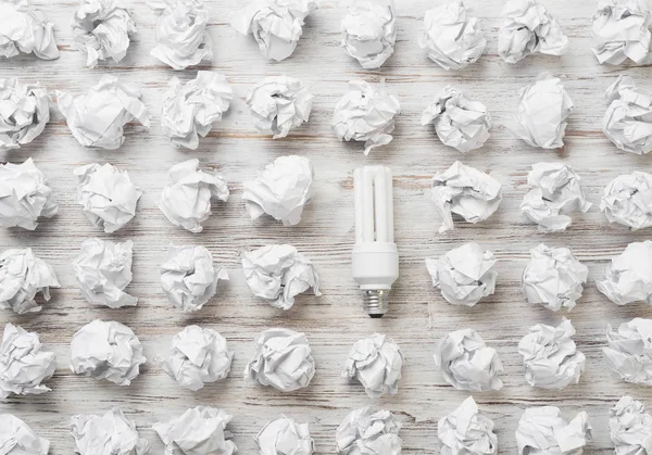 topları buruşuk kağıt ve ampul 