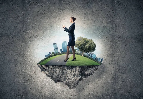 Yeşil yüzen ada üzerinde duran işkadını