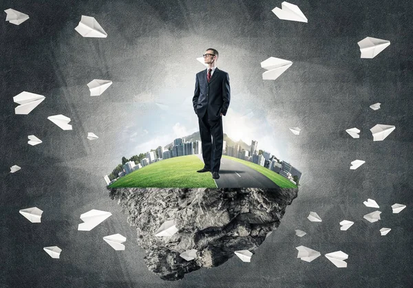 adam yeşil yüzen ada üzerinde ayakta