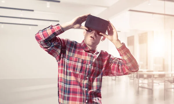 Sanal gerçeklik kulaklığı olan adam. 