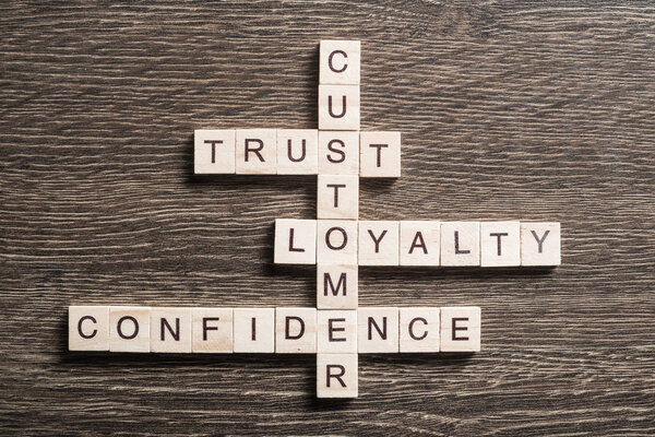 кроссворд с деревянными кубиками
