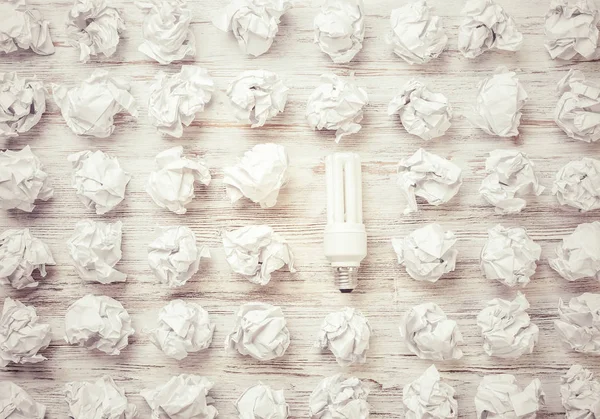 buruşuk kağıt topları 