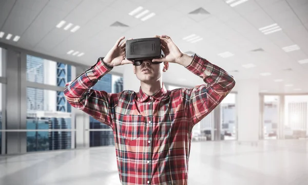 Sanal gerçeklik kulaklığı olan adam. 