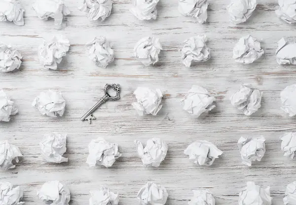 buruşuk kağıt topları 