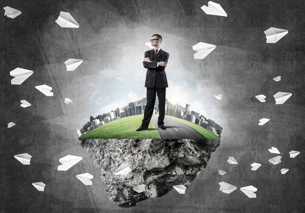 adam yeşil yüzen ada üzerinde ayakta