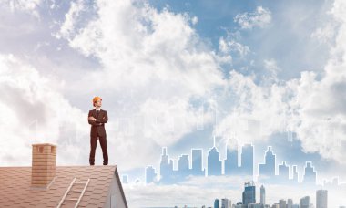 Çatıda duran mühendisi