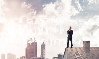 Çatıda duran mühendisi