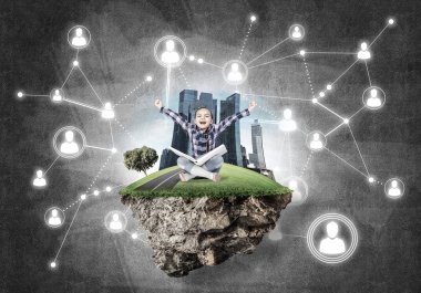 yüzen ada ve mutlu çocuk