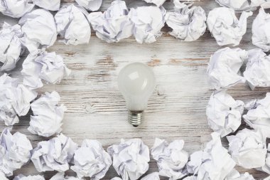 buruşuk kağıt ve ampul