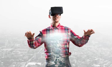 Sanal gerçeklik kulaklığı olan adam. 