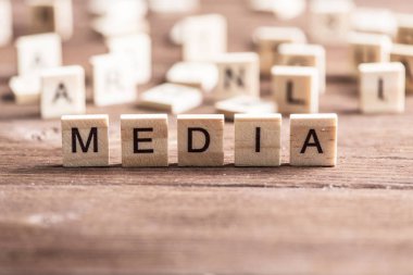 harf ile ahşap öğeleri