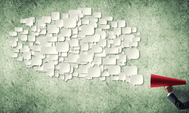 Kırmızı kağıt trompet tutan işkadını el