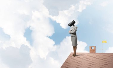 Kamera başlı kadın 