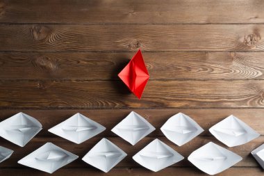 Tahta masadaki origami tekneleri. 