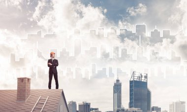 Çatıda duran mühendisi